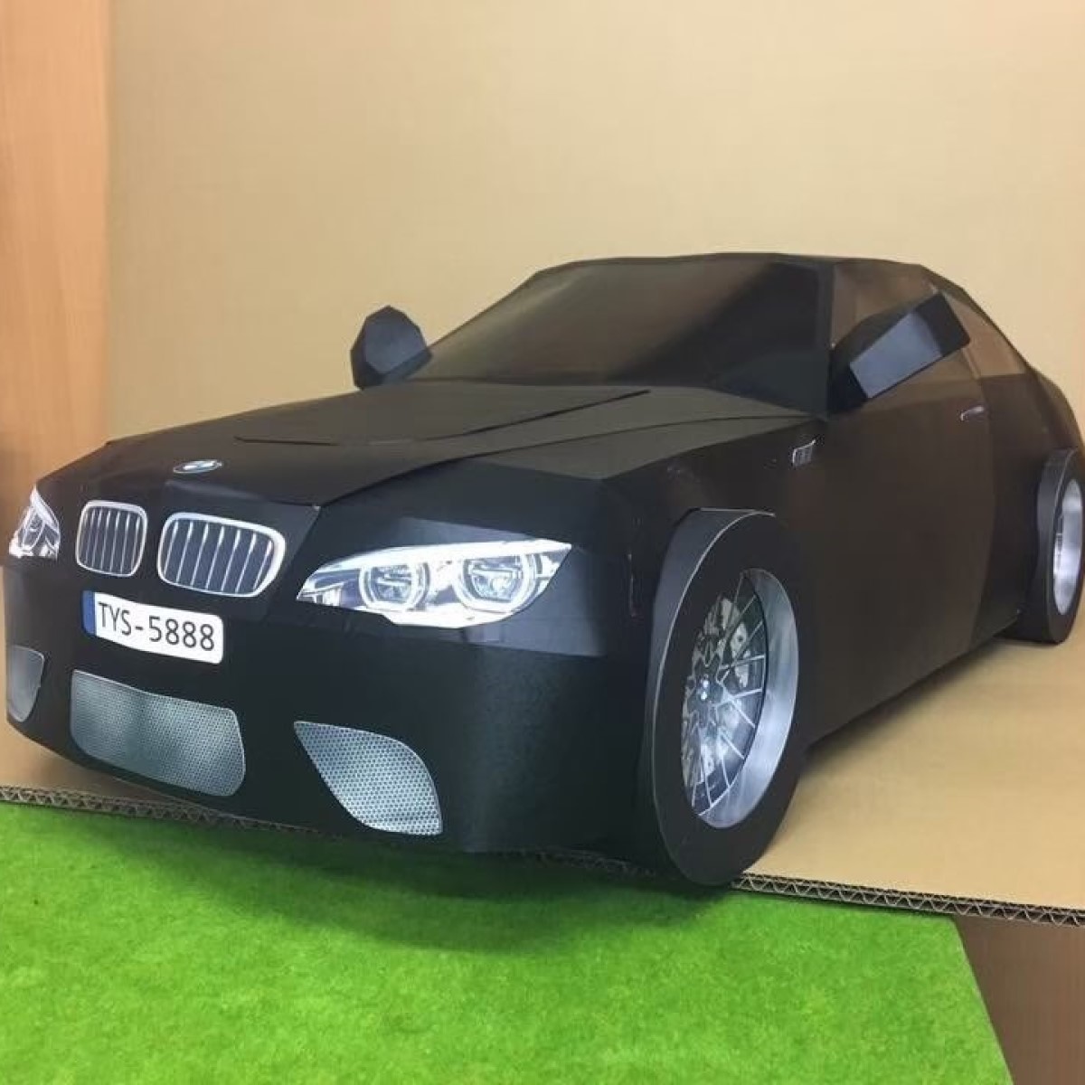BMW-M2黑色轎車一台